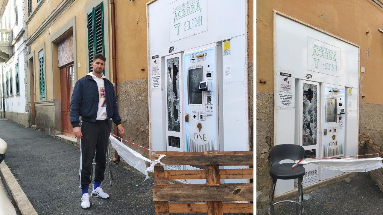 Nell’immagine a sinistra Simone Acerra accanto il distributore vandalizzato