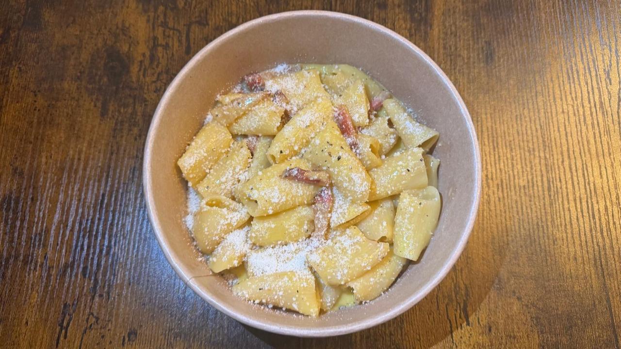 Pasta street food: a spasso con una bowl di carbonara o culurgiones