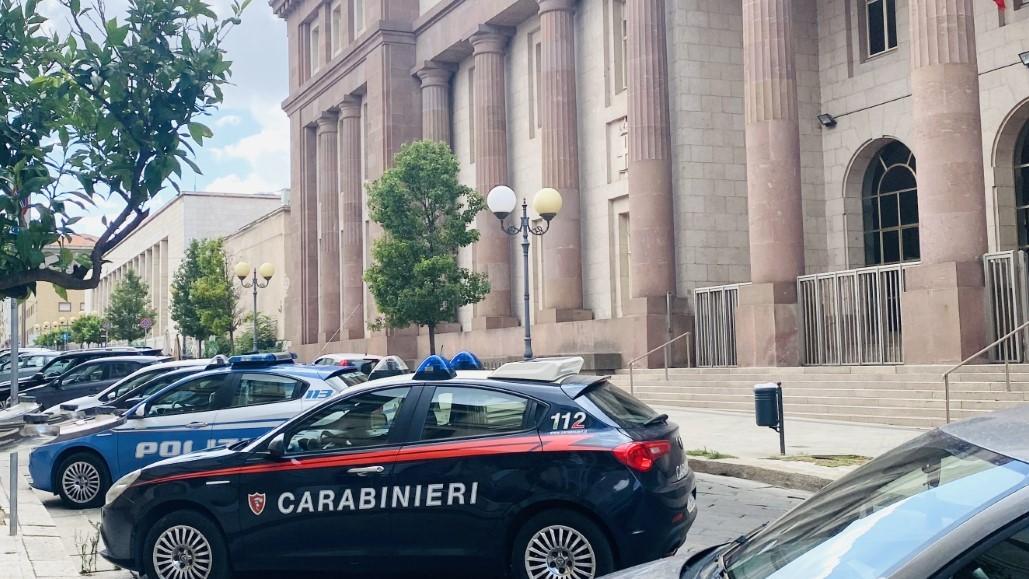 Si avventa con un coltello contro un carabiniere: in cella