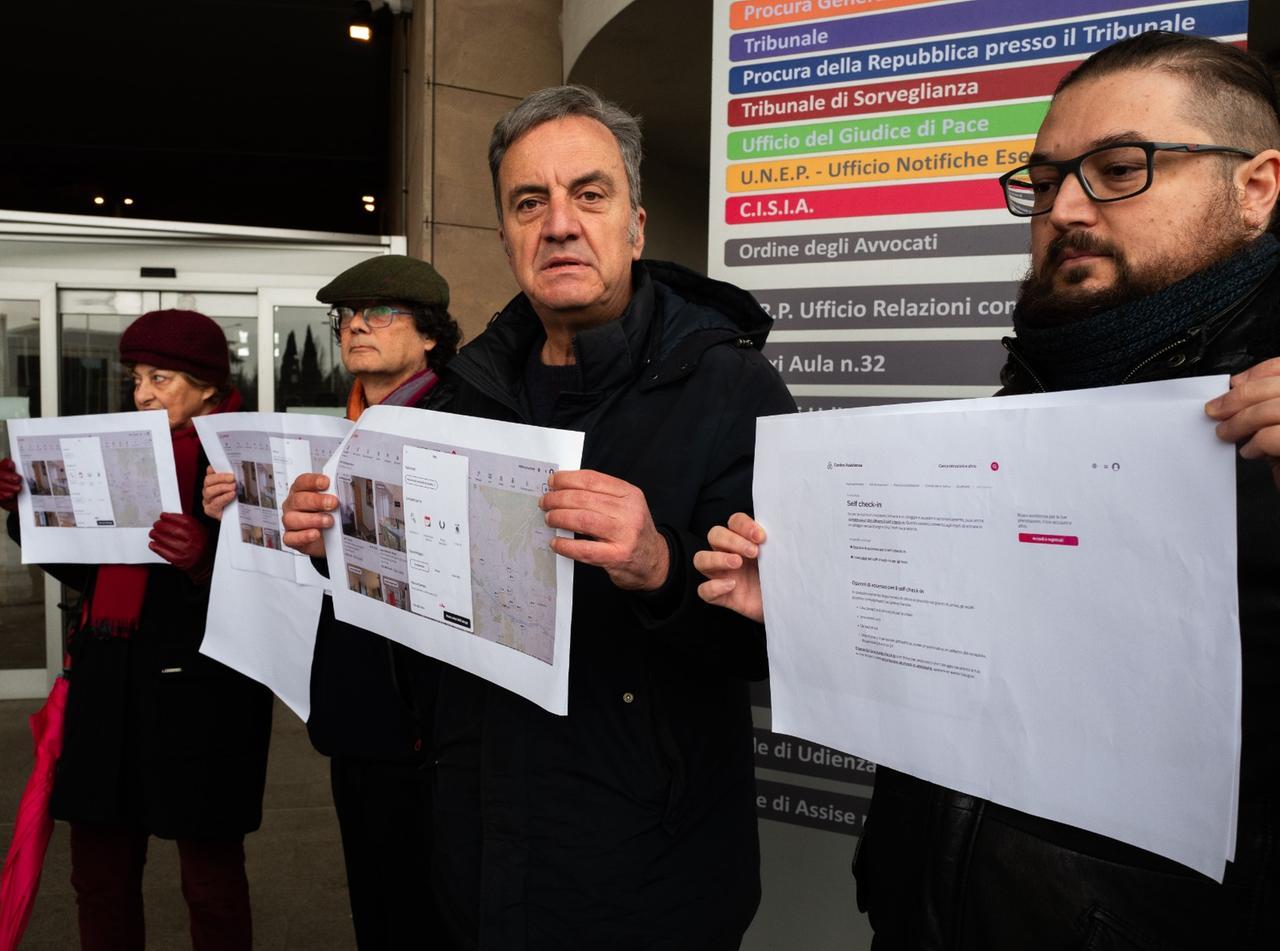 Salviamo Firenze fa esposto contro Airbnb: “Sul sito promuove il self check-in, il Viminale lo vieta”
