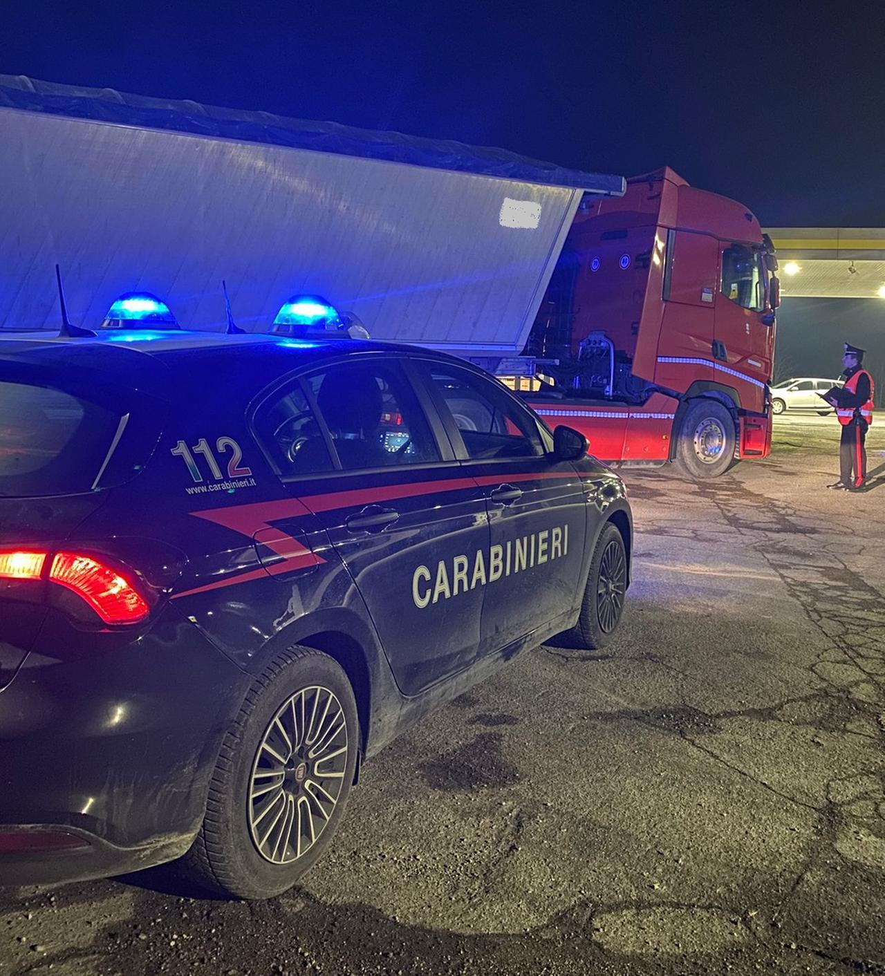 Guida il tir fumando marijuana, denunciato un uomo a Comacchio