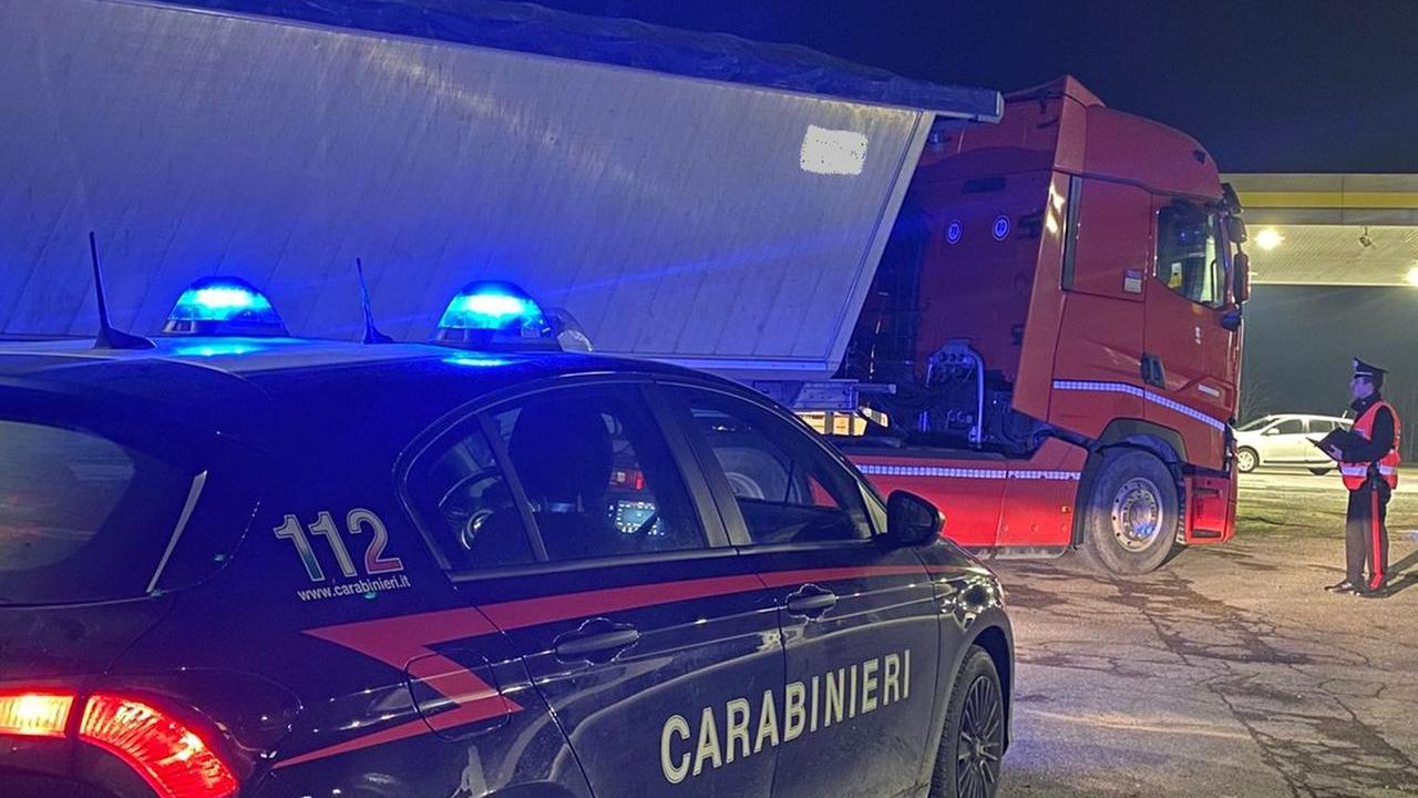 Guida il tir fumando marijuana, denunciato un uomo a Comacchio