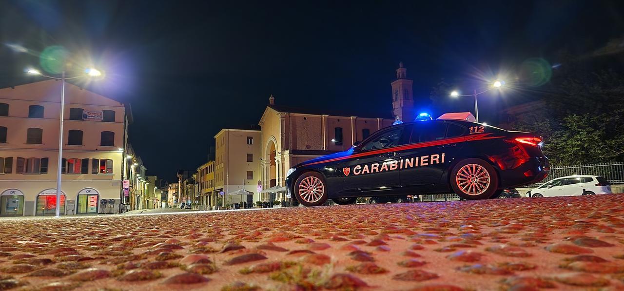 Cento, gira con un bastone e inveisce contro i passanti: denunciato un uomo