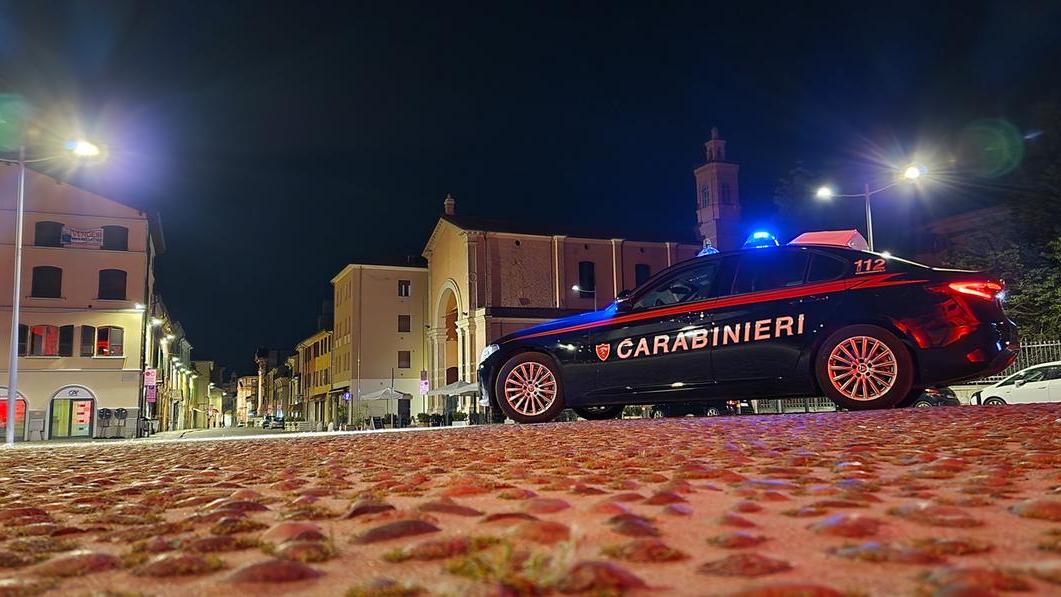 Cento, gira con un bastone e inveisce contro i passanti: denunciato un uomo