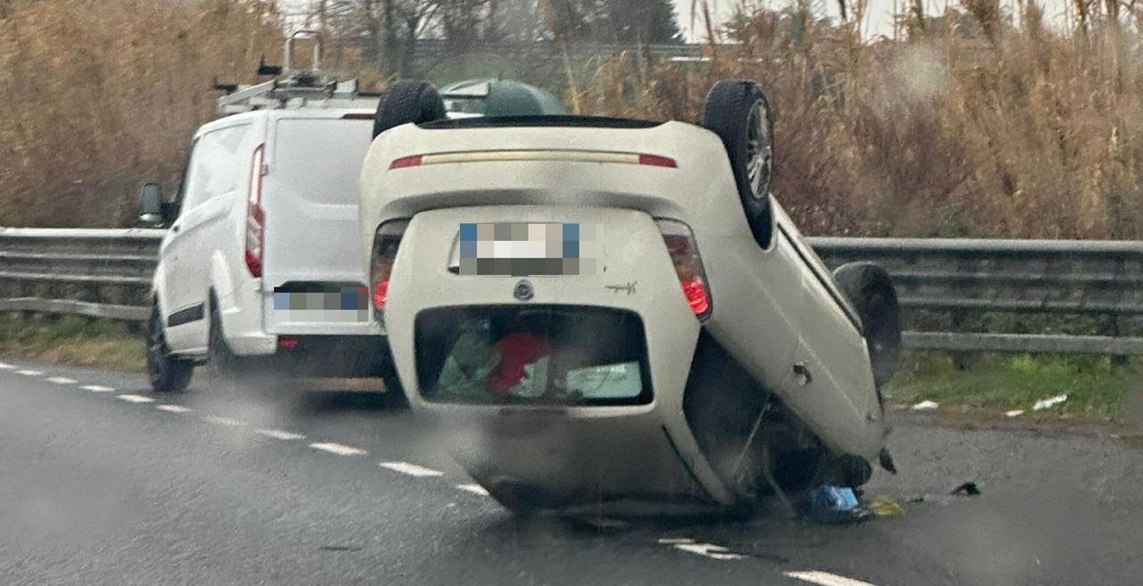 Livorno, si ribalta in auto sulla Variante: ferita una donna