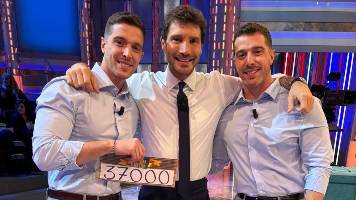 I gemelli di Uri ad “Affari tuoi” vincono e conquistano il pubblico: «Un sogno, abbiamo portato il ricordo di nostra sorella»