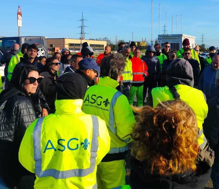 Lavoratori di Asg Consulting nei piazzali Bertani