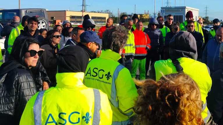 Lavoratori di Asg Consulting nei piazzali Bertani