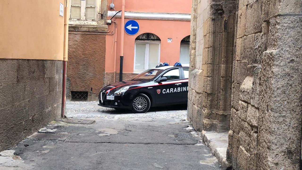 Giovane schiaffeggiato e rapinato per strada da due persone, una è stata arrestata