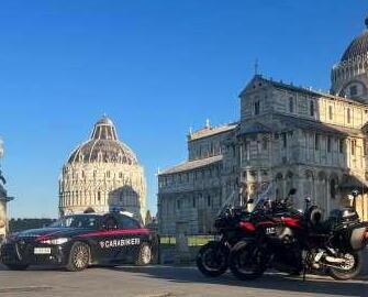 
	Alcuni mezzi dei carabinieri (foto d'archivio)

