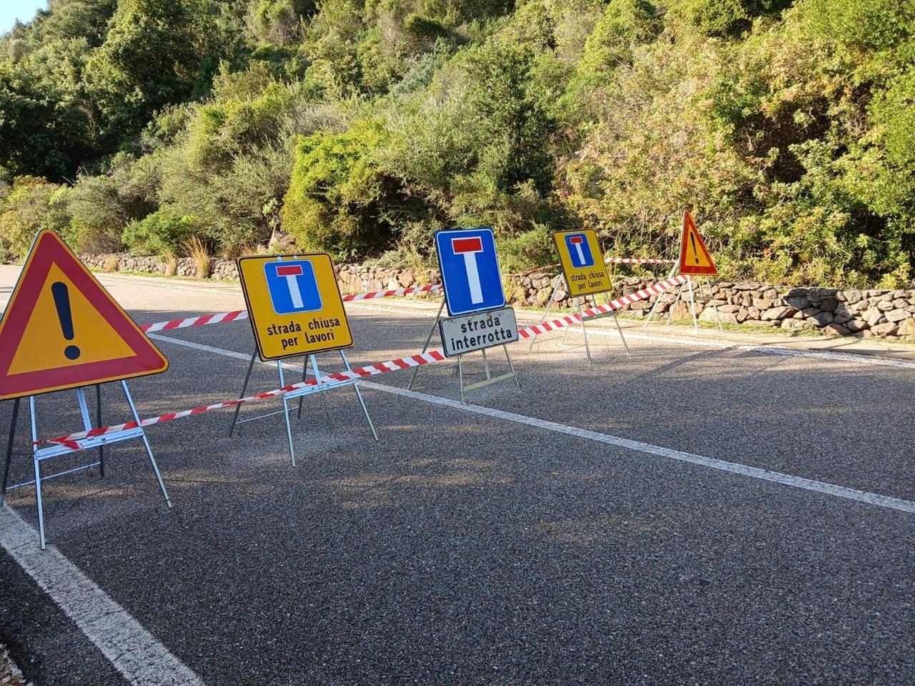 Maltempo, frana sulla provinciale: chiuso il sentiero per la spiaggia