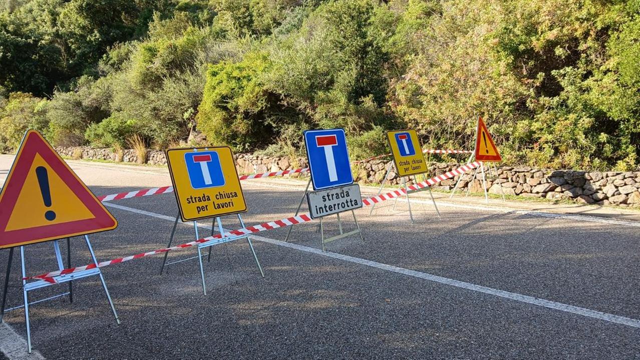 Maltempo, frana sulla provinciale: chiuso il sentiero per la spiaggia