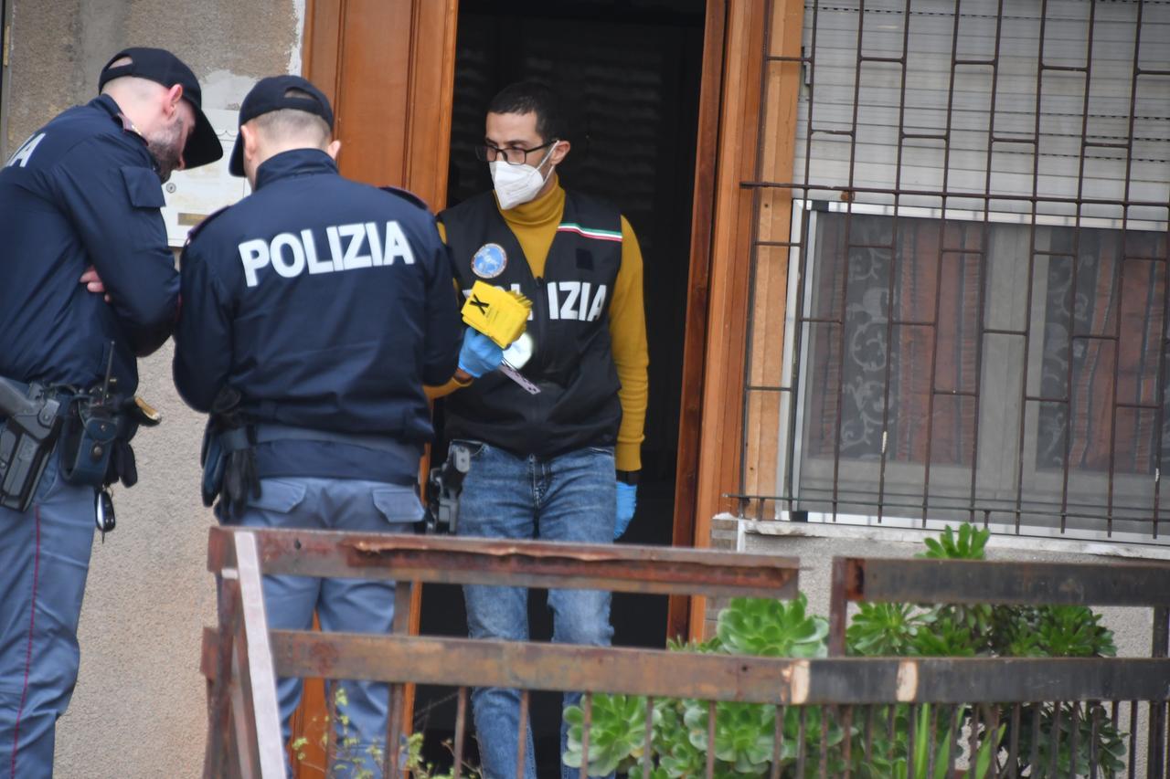 In condizioni disperate la donna accoltellata in casa: colpita anche alla testa