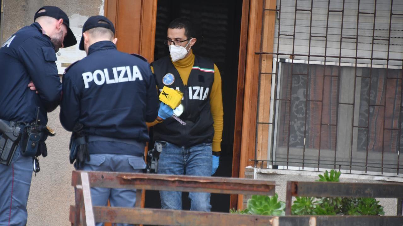 In condizioni disperate la donna accoltellata in casa: colpita anche alla testa