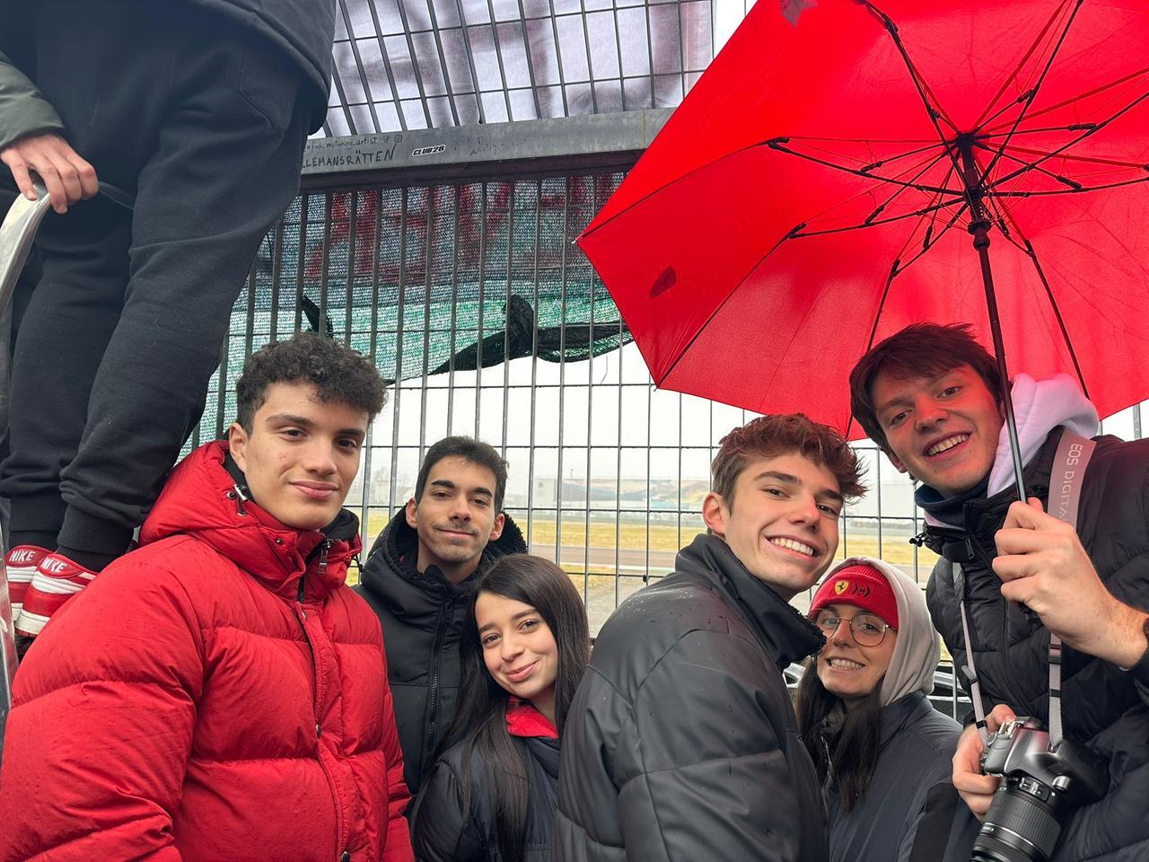 Hamilton a Maranello: in duemila sul cavalcavia che costeggia la pista per vederlo sulla Ferrari