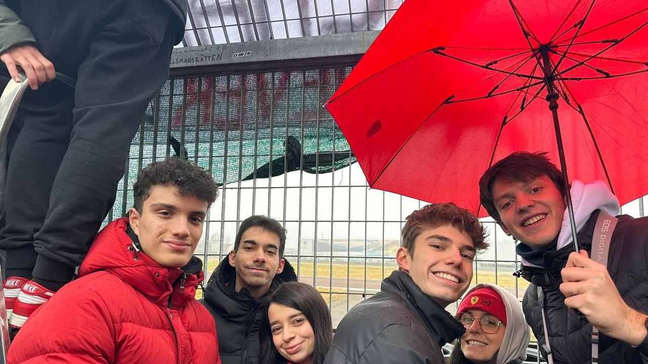 Hamilton a Maranello: in duemila sul cavalcavia che costeggia la pista per vederlo sulla Ferrari