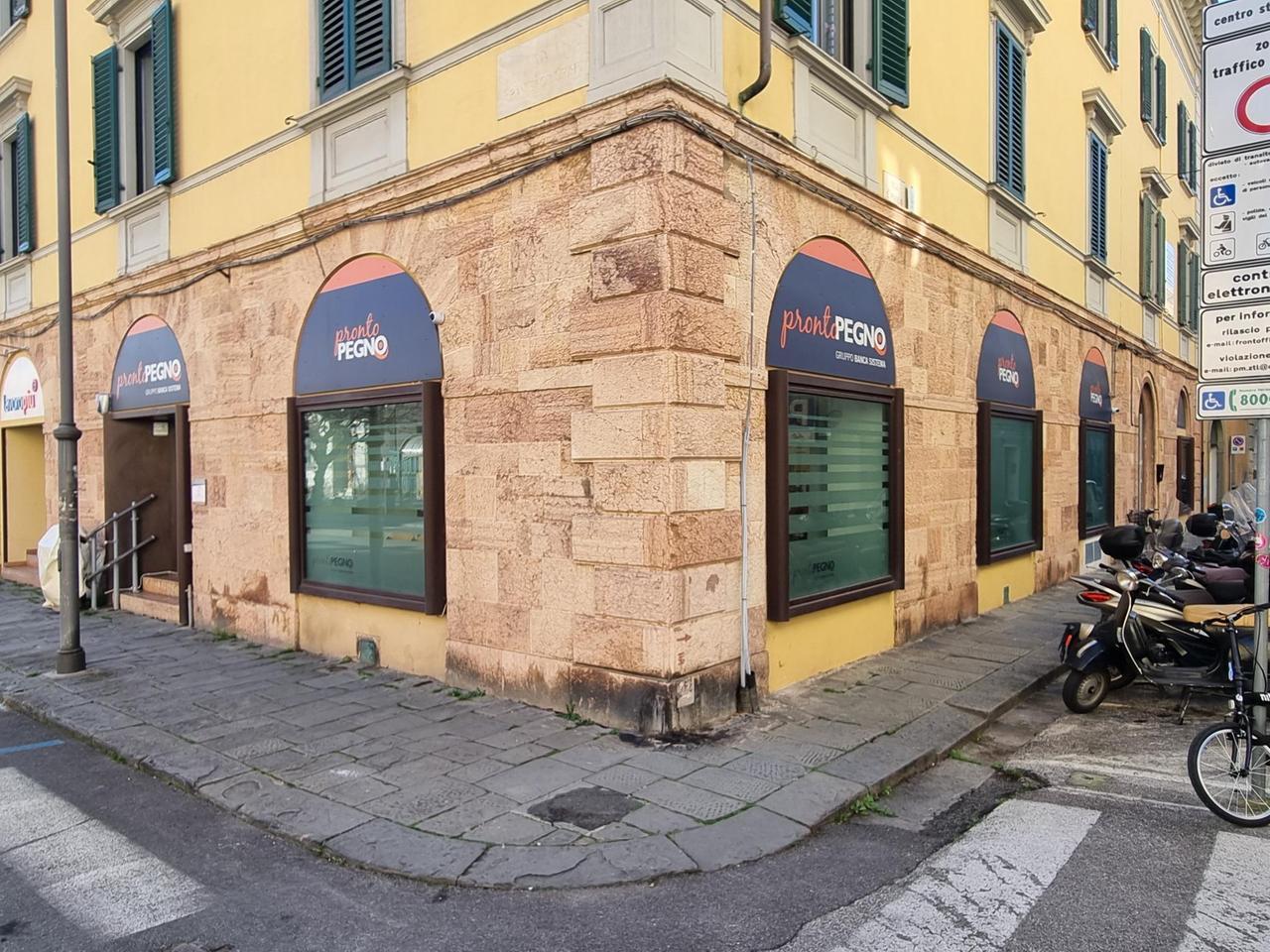 Pisa, lascia in pegno l’orologio regalato da Silvio Berlusconi. Come funziona questo tipo di prestito