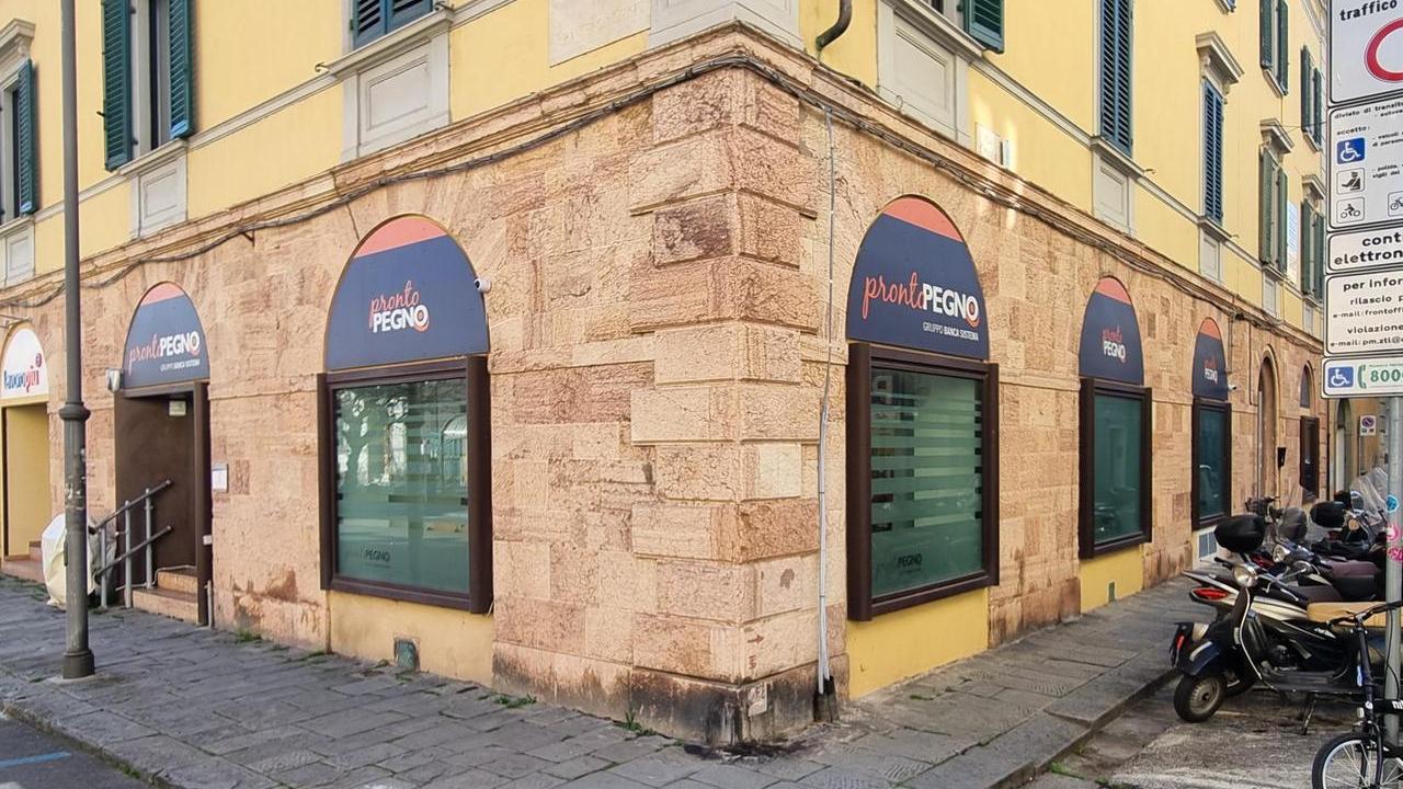 Pisa, lascia in pegno l’orologio regalato da Silvio Berlusconi. Come funziona questo tipo di prestito