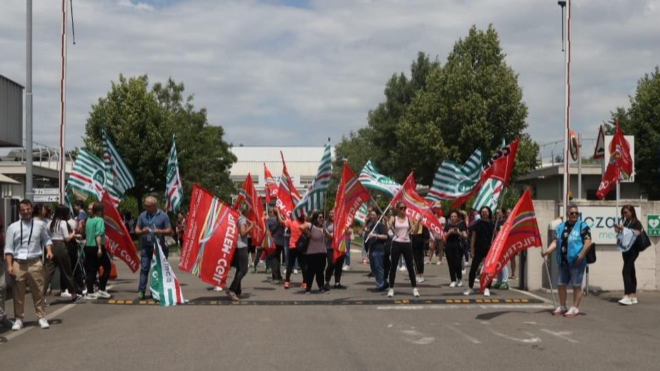 Un presidio dei lavoratori davanti all'ex Bellco