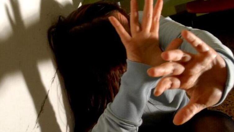 Pistoia, in ospedale per i calci e i pugni presi dal compagno violento