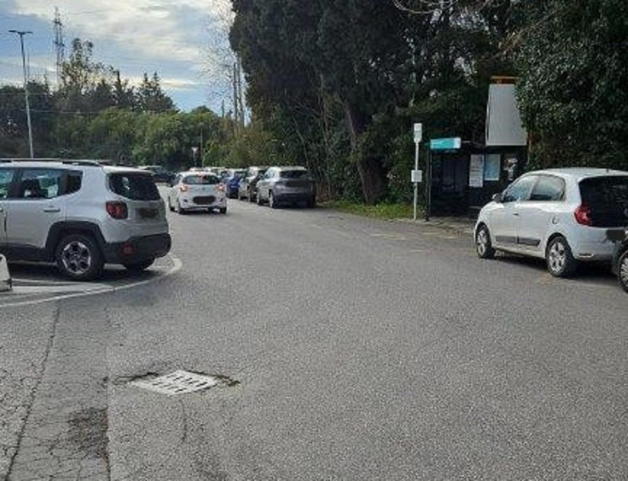 Le auto parcheggiate nei pressi della fermata del bus in via don Aldo Mei