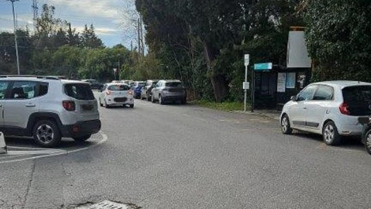 Le auto parcheggiate nei pressi della fermata del bus in via don Aldo Mei