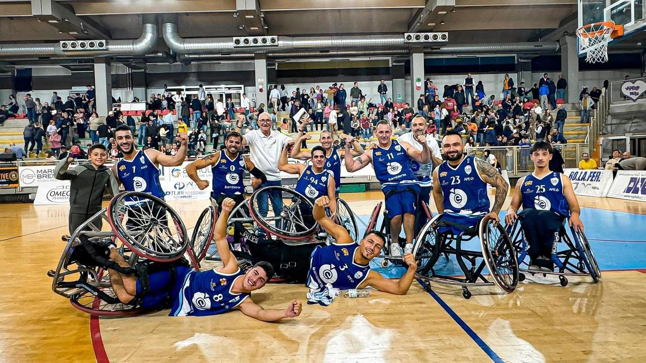 La formazione dell'<strong>Asinara Waves</strong> festeggia la vittoria nella gara di andata vinta a Cantù