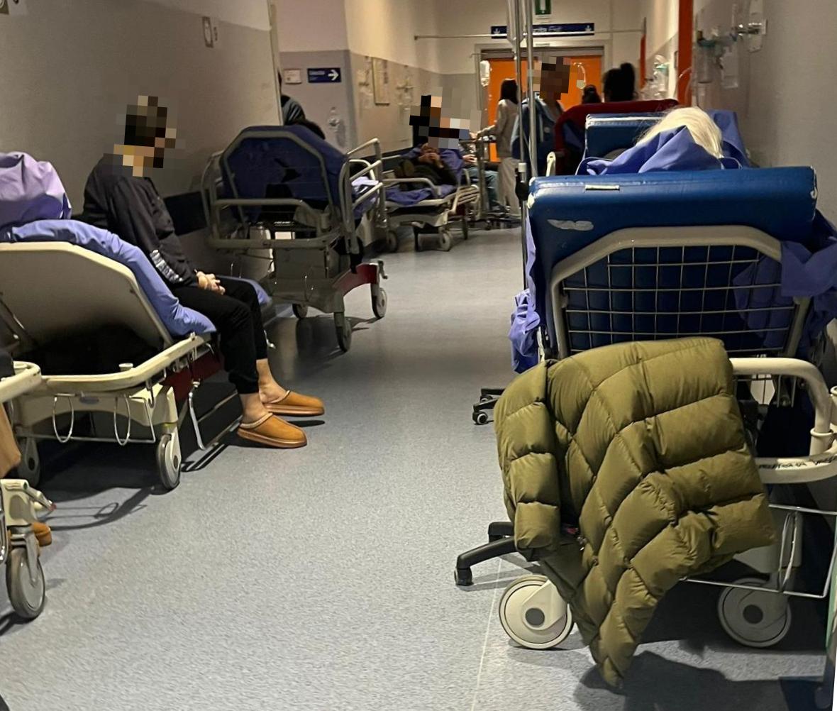 Pisa, pronto soccorso ancora nel caos: «Pazienti nei reparti sulle barelle»