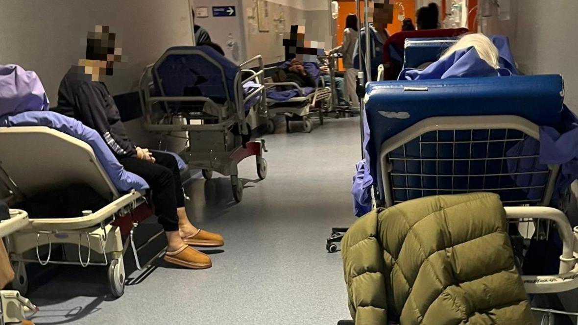 Pisa, pronto soccorso ancora nel caos: «Pazienti nei reparti sulle barelle»
