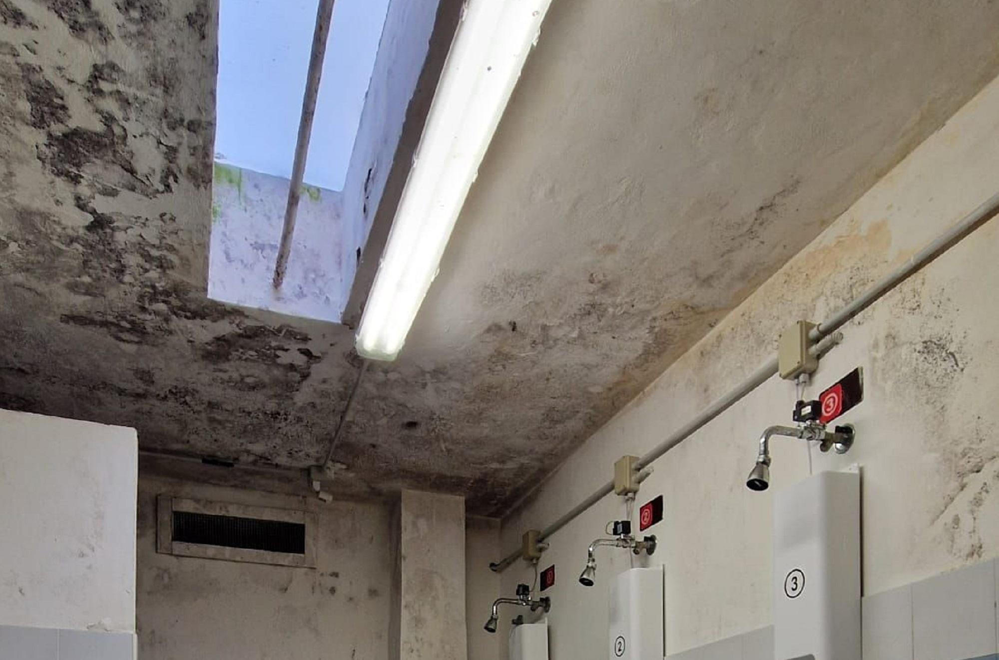 Il locale docce in una foto pubblicata da "Buongiorno Livorno"