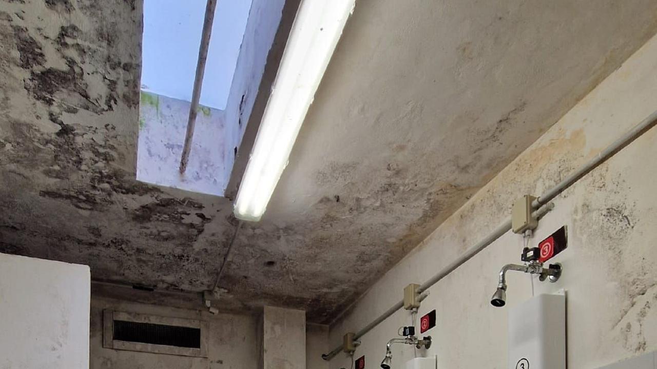 Il locale docce in una foto pubblicata da "Buongiorno Livorno"