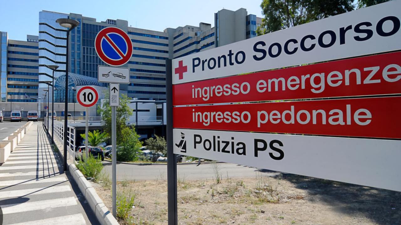 Auto contro un camion sulla 131, due feriti gravi