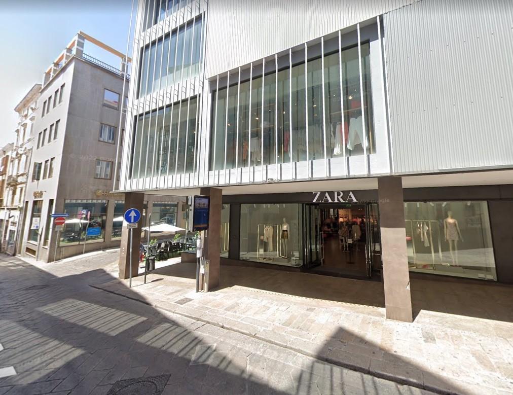 Sassari, aggrediscono la responsabile di Zara e fuggono con dei vestiti: arrestati per rapina