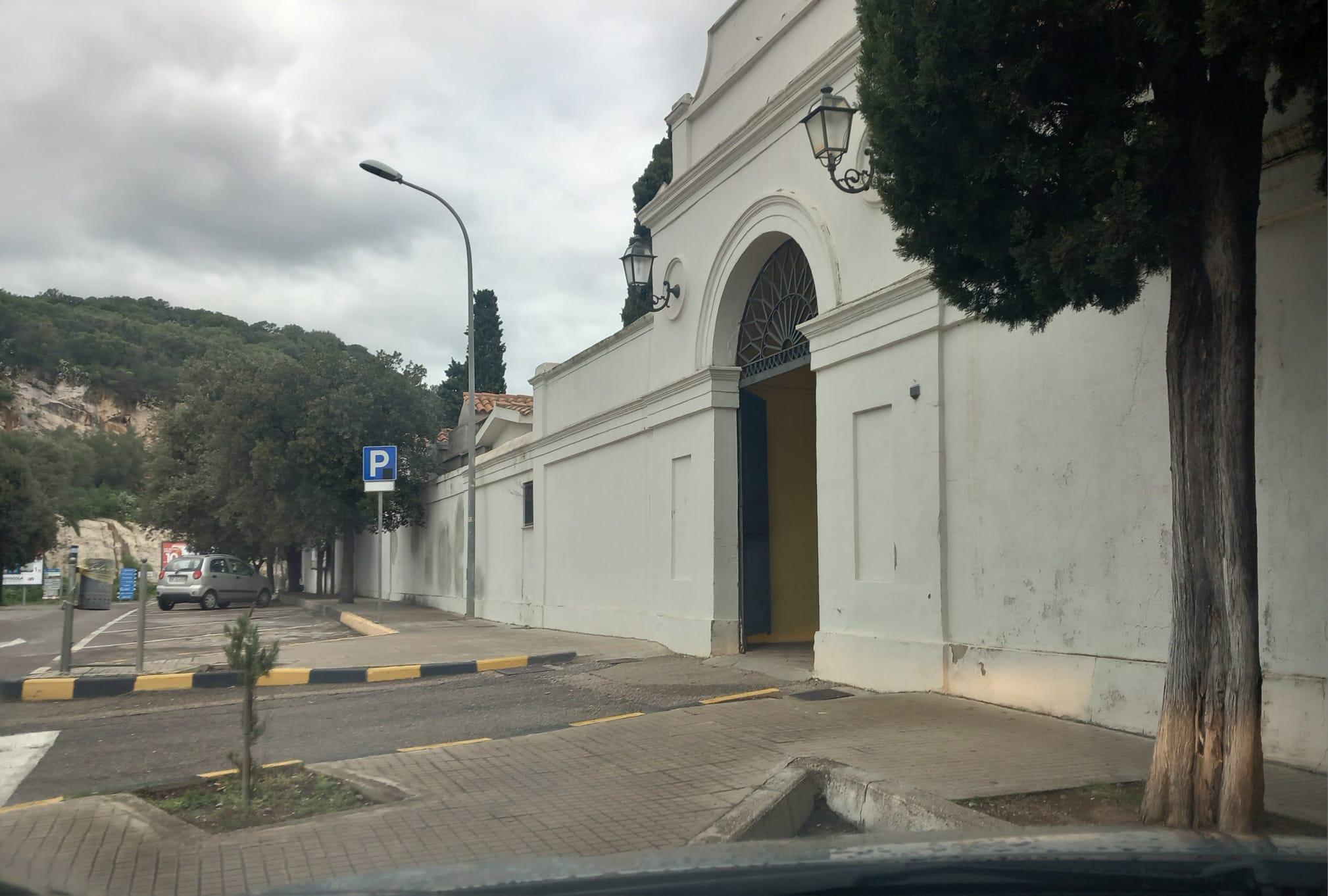 «Nella cappella di famiglia sepolto un estraneo», scoppia la guerra delle salme