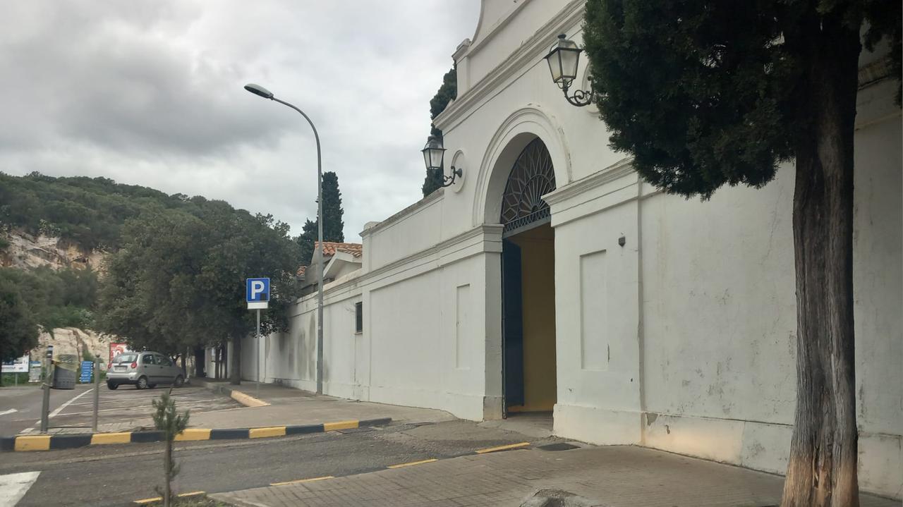 «Nella cappella di famiglia sepolto un estraneo», scoppia la guerra delle salme