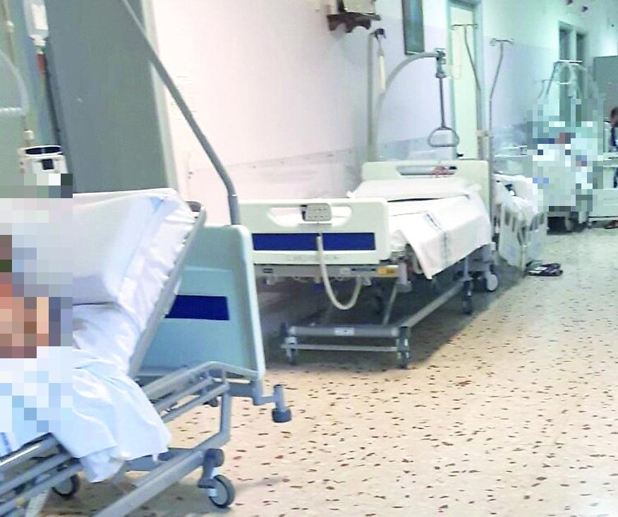 Cardiologia, nel corridoio anche due file di barelle: overbooking nei reparti