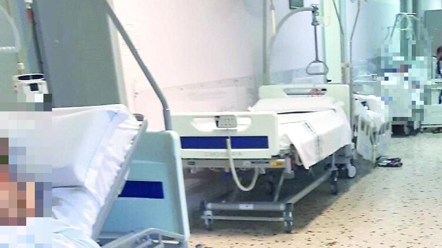 Cardiologia, nel corridoio anche due file di barelle: overbooking nei reparti