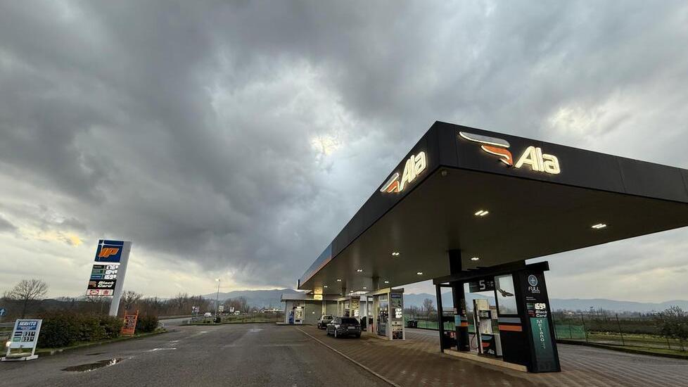 Il distributore in cui è avvenuta l'aggressione (foto Nucci)