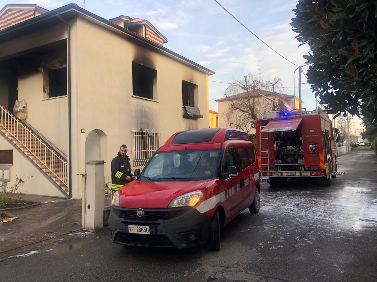 Reggio Emilia, incendio in una palazzina di via Abba