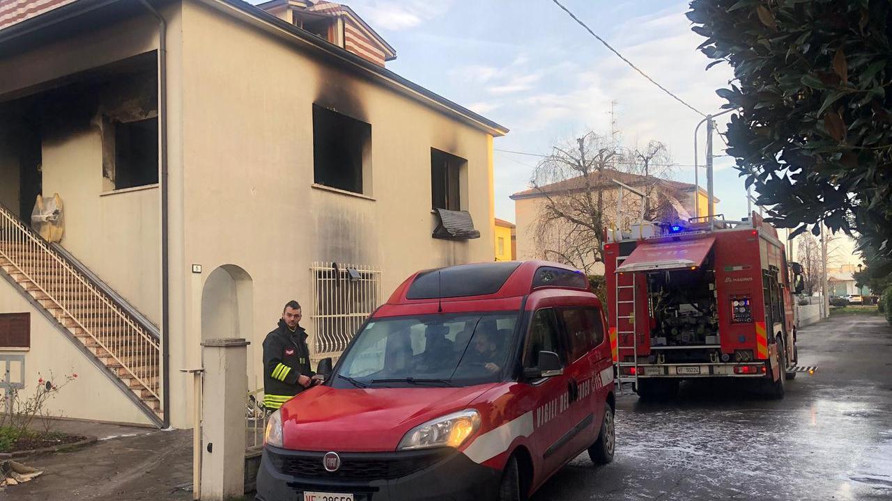 Reggio Emilia, incendio in una palazzina di via Abba