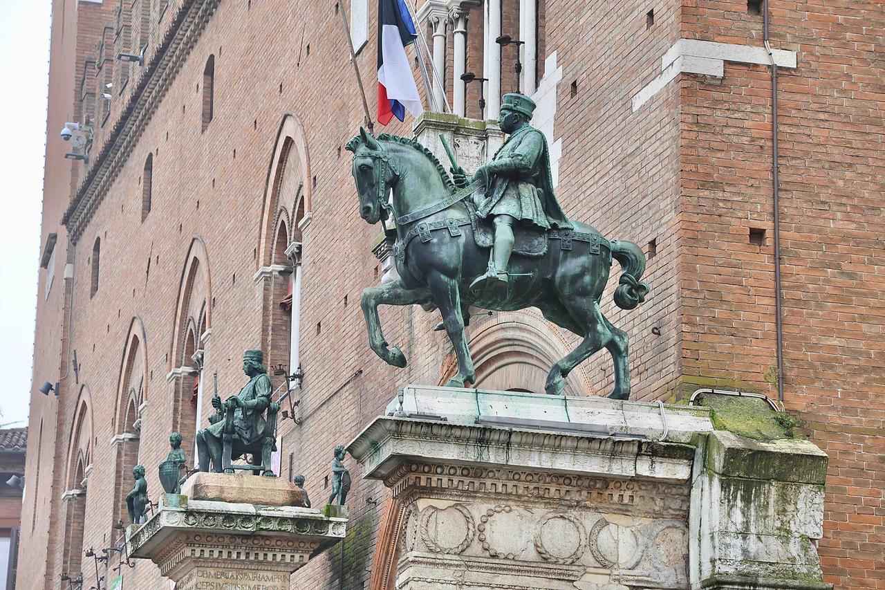 Ferrara, raccolta fondi per restaurare le statue di Niccolò III e Borso d’Este
