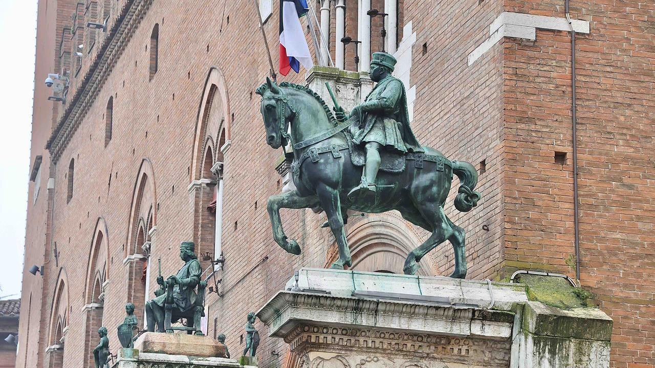 Ferrara, raccolta fondi per restaurare le statue di Niccolò III e Borso d’Este