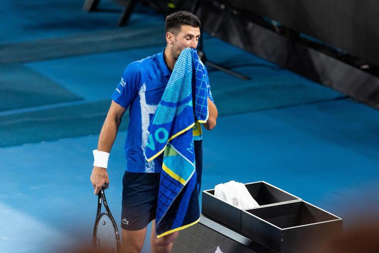 Australian Open, Djokovic si ritira dopo aver perso il primo set