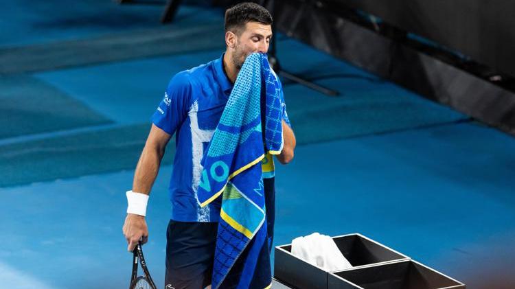 Australian Open, Djokovic si ritira dopo aver perso il primo set