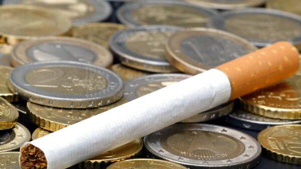 Tempi duri per fumatori e autisti: aumentano sigarette e gasolio