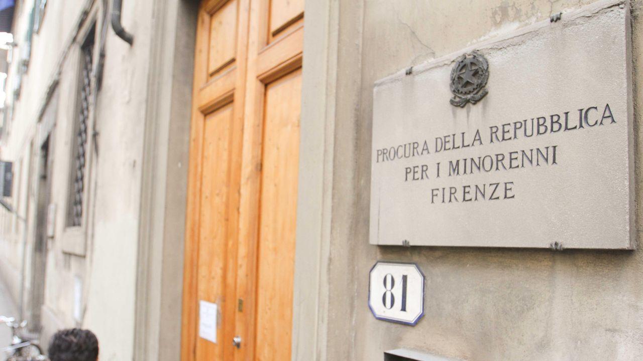 Pontedera, estorce soldi ad altri studenti: arrestato un 16enne