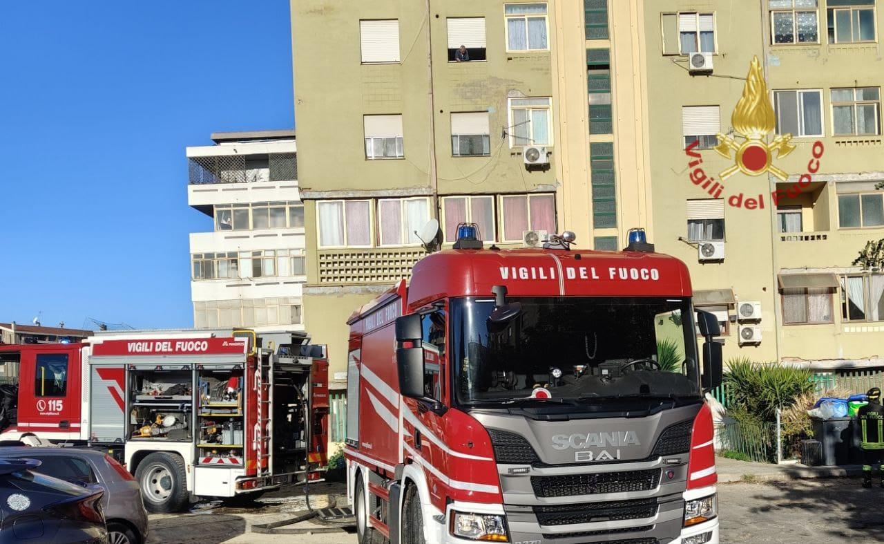 Incendio a Cagliari, evacuata palazzina con 17 famiglie: bimbo intossicato