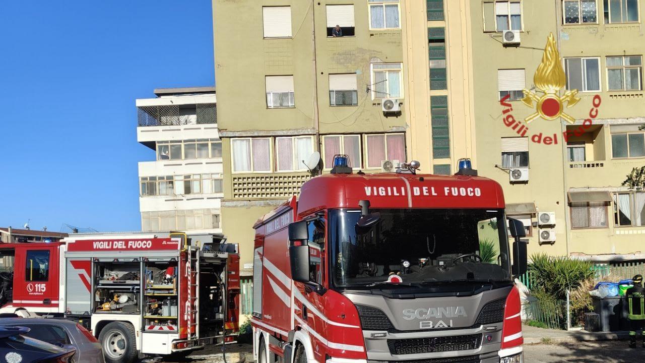 Incendio a Cagliari, evacuata palazzina con 17 famiglie: bimbo intossicato