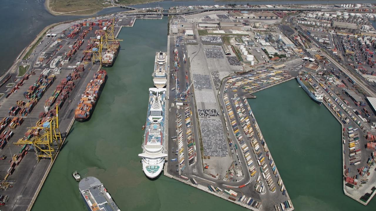 Lo scalo livornese (foto d'archivio)