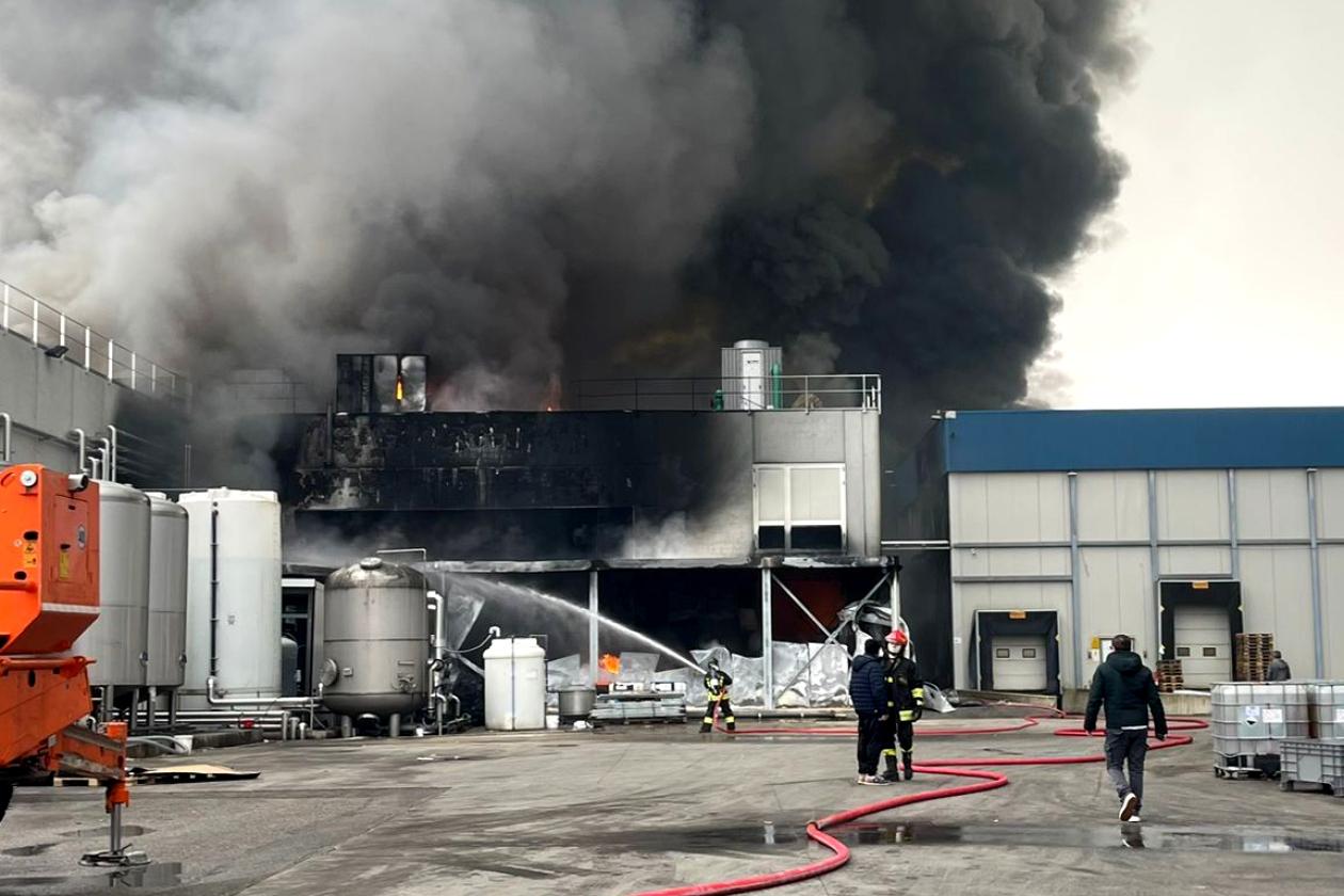 Rogo nell’azienda di prodotti ittici ad Ariano Polesine, pompieri al lavoro
